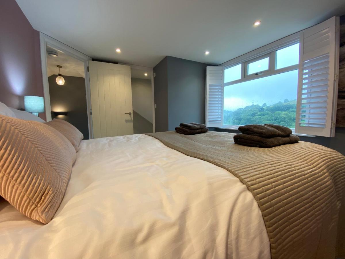 Beautiful 5 Bedroom, Amazing Water & Valley Views Dartmouth Exterior photo