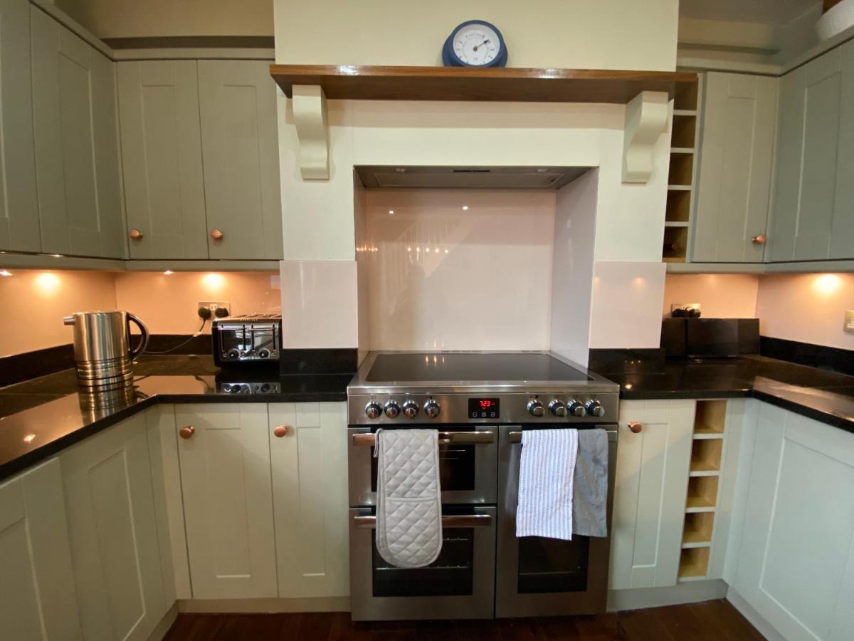 Beautiful 5 Bedroom, Amazing Water & Valley Views Dartmouth Exterior photo