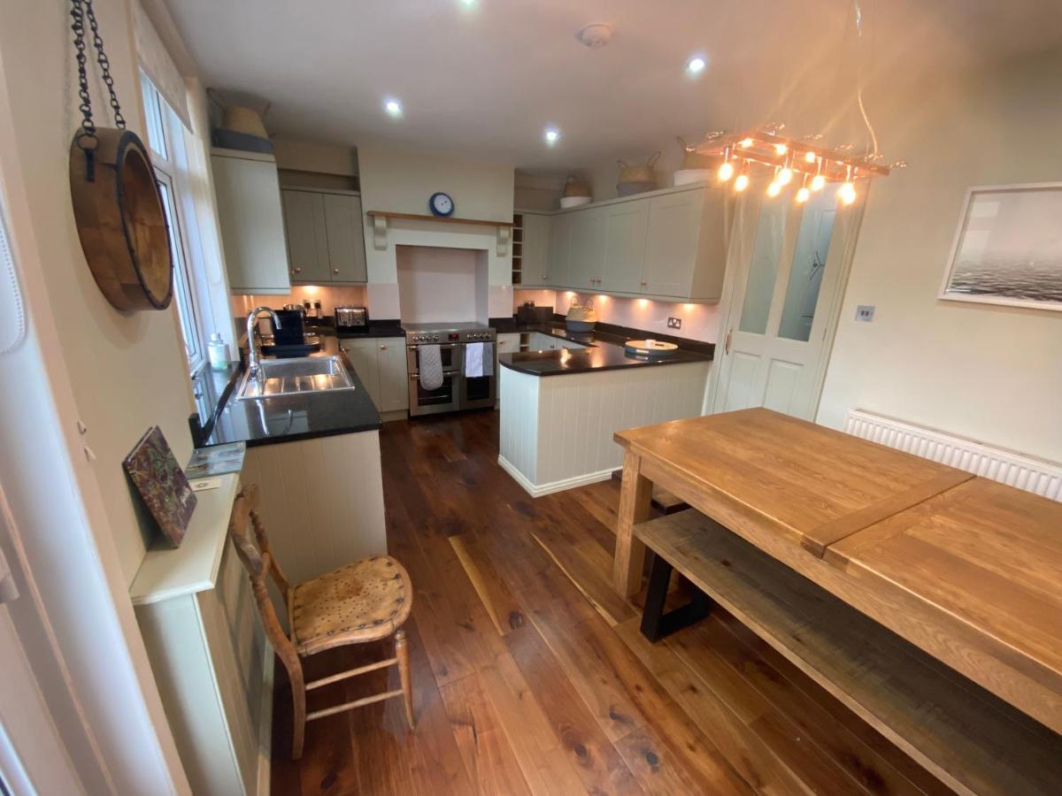 Beautiful 5 Bedroom, Amazing Water & Valley Views Dartmouth Exterior photo